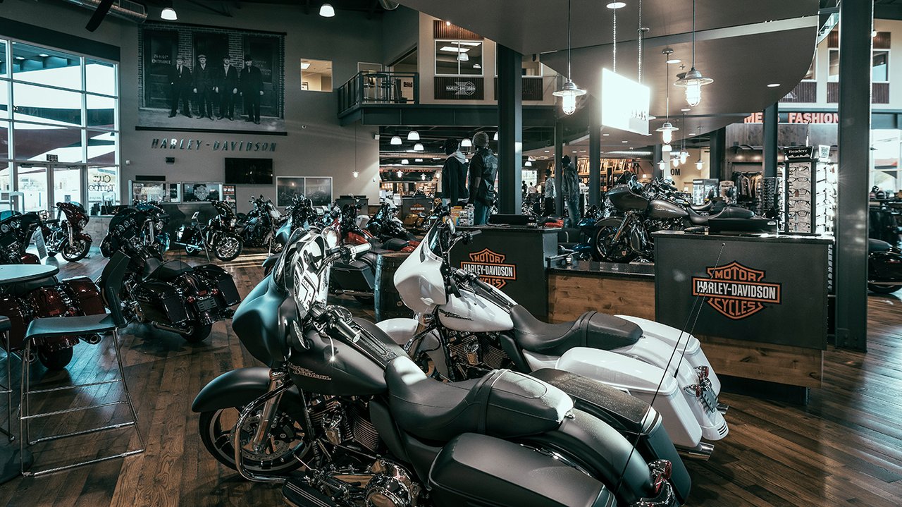 Showroom de concessionária Harley-Davidson
