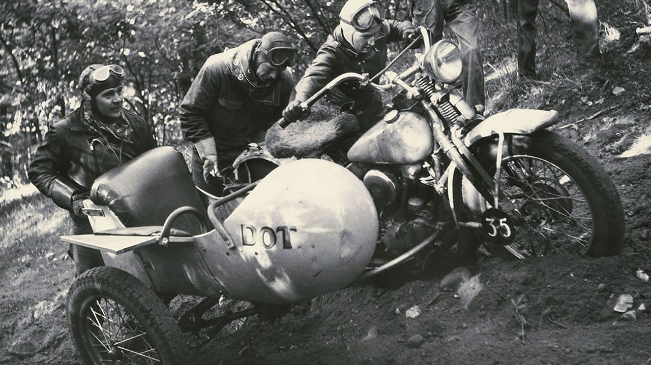 Imagem de arquivo de condutores a empurrarem uma moto para fora de uma vala