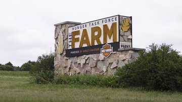Skilt med Hunger Task Force Farm 