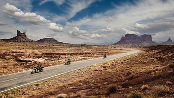 Motorkerékpárok a sivatagban