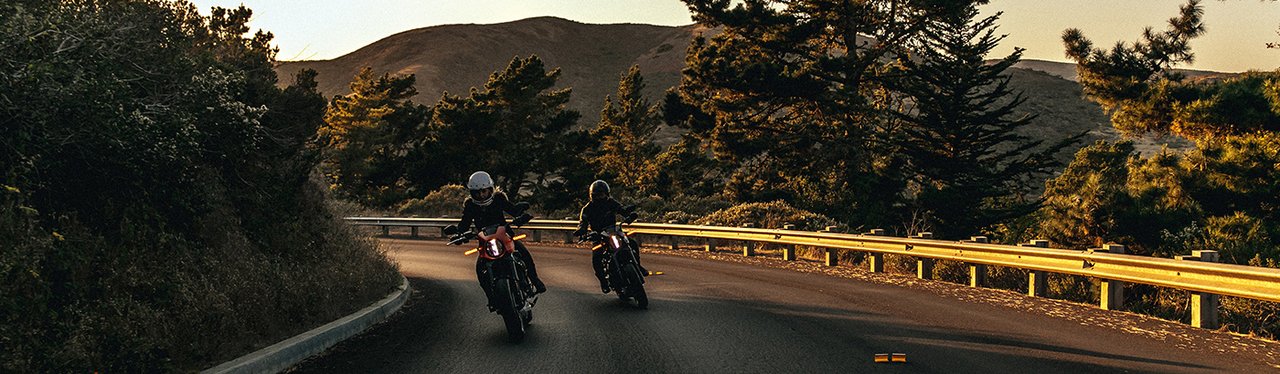 Motocicletas por la carretera 