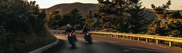 Yolda ilerleyen motosikletler 