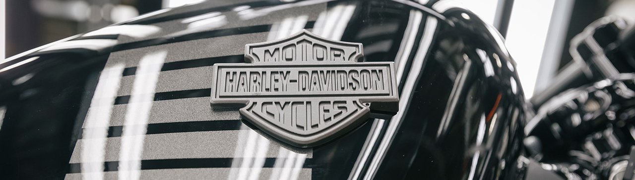 Harley-Davidson 로고가 붙은 모터사이클 탱크. 
