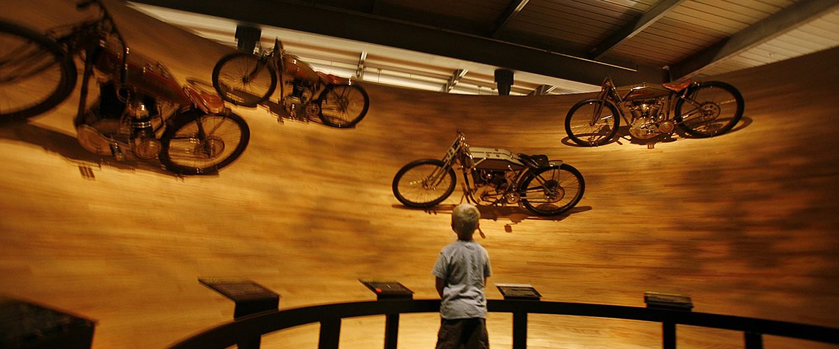 Wystawa drewnianego toru wyścigowego w muzeum H-D