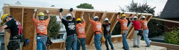 voluntários da fundação Harley-Davidson construindo uma casa