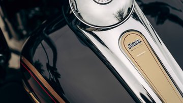 120th Anniversary CVO Road Glide Limited serialisert hovedlykt