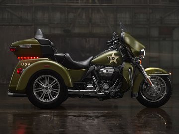 Beauty shot of Enthusiast GI Paint on Tri Glide Ultra Motorcycle
