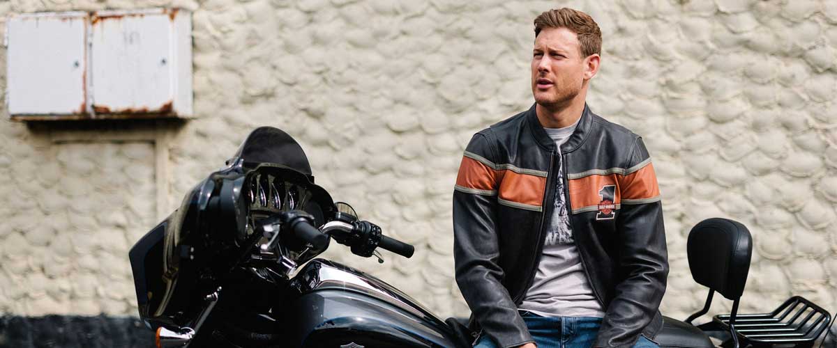 Mann in einer Lederjacke sitzt auf einem Motorrad