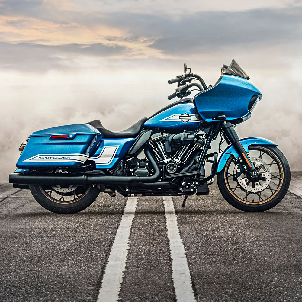 Beauty shot of Road Glide ST with Fast Johnnie Paint set
