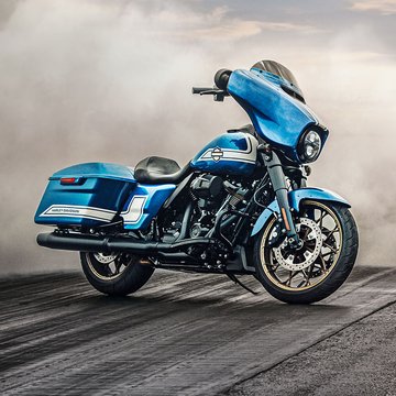 Beauty shot of Street Glide ST with Fast Johnnie Paint set