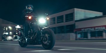 Kierowca na motocyklu Cruiser jadący ulicą
