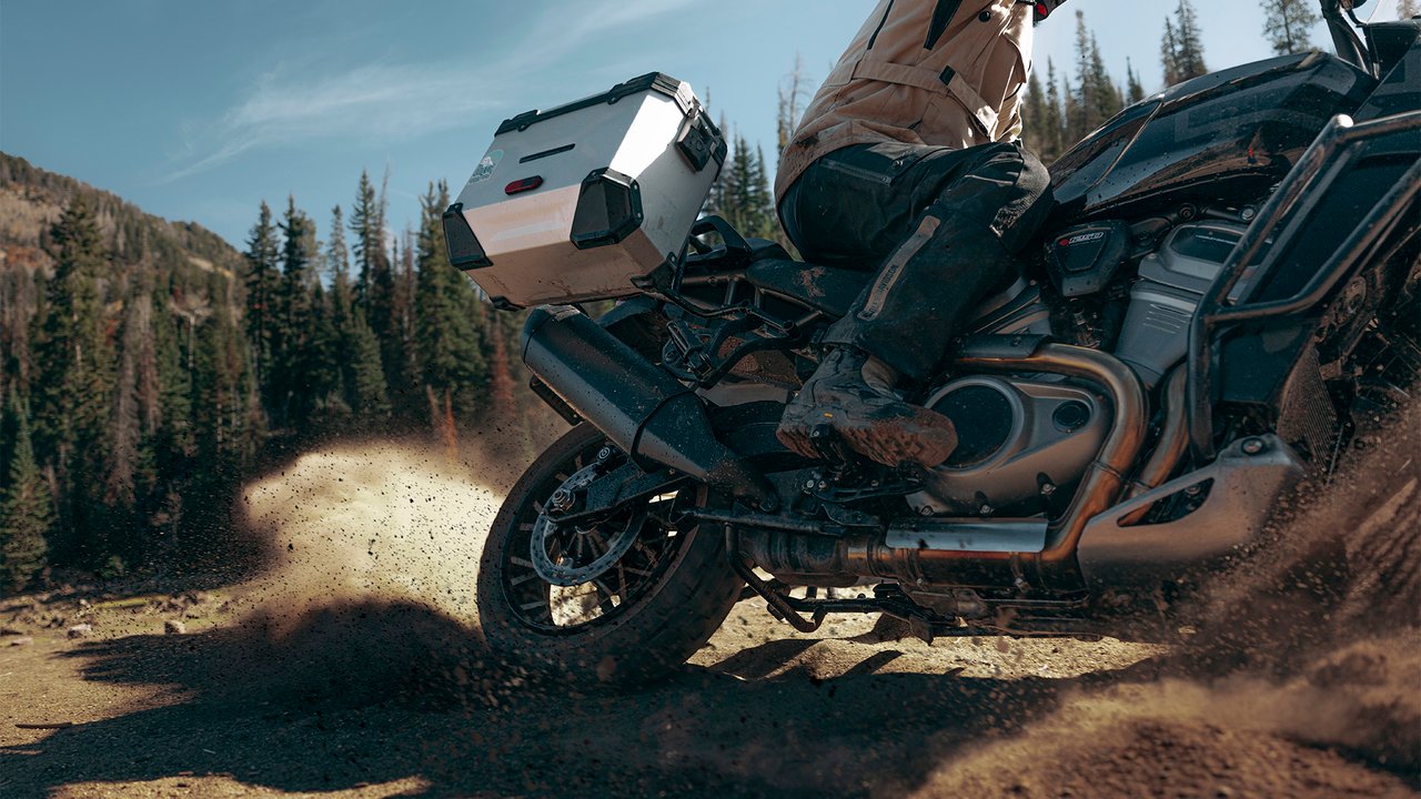 Motocicleta de Adventure Touring em uma aventura off-road