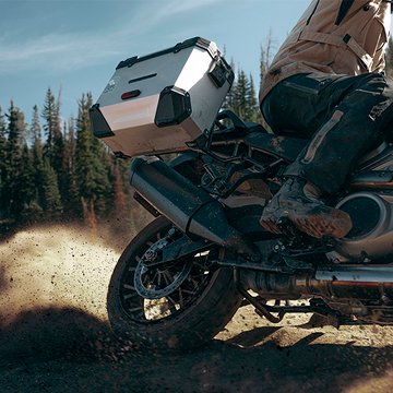Motocicleta de Adventure Touring em uma aventura off-road