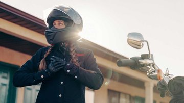 woman with helmet