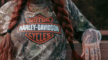 woman wearing Realtree shirt