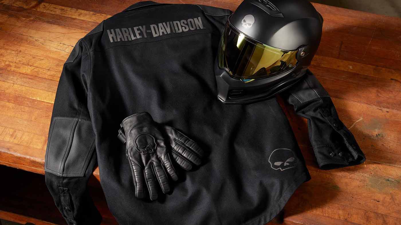 Homem em pé na motocicleta