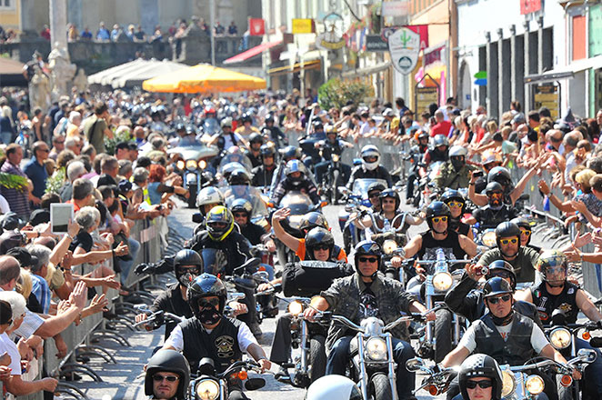 multidão a ver um desfile de motos