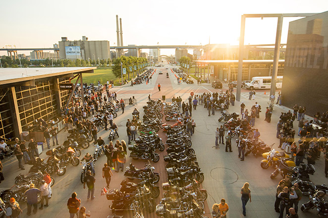 Una concentración frente al Museo Harley-Davidson