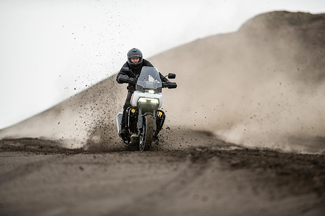 Jezdec na motocyklu Pan America při jízdě off-road v poušti