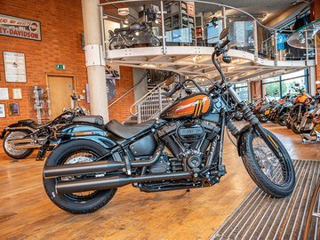motocykle na wystawie w salonie dealera