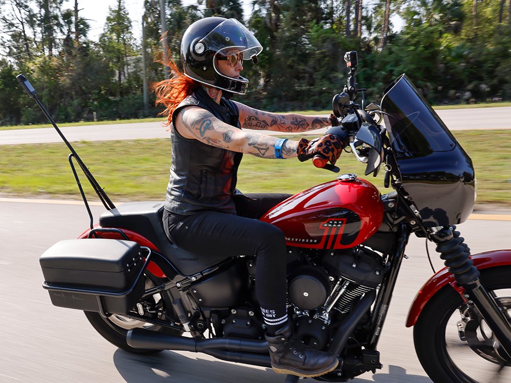 Vrouw rijdend op motorfiets