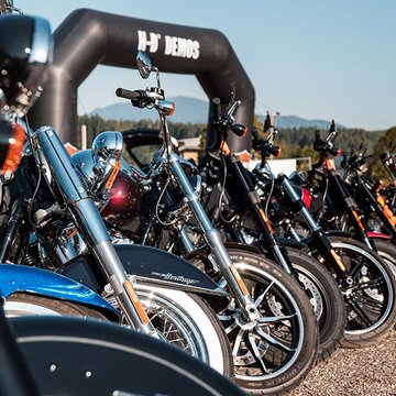 Motocicletas em fila e disponíveis para os motociclistas para passeios de demonstração