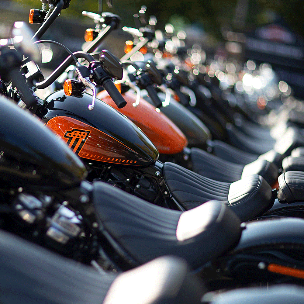 Ряд мотоциклов, готовых к демонстрационным поездкам