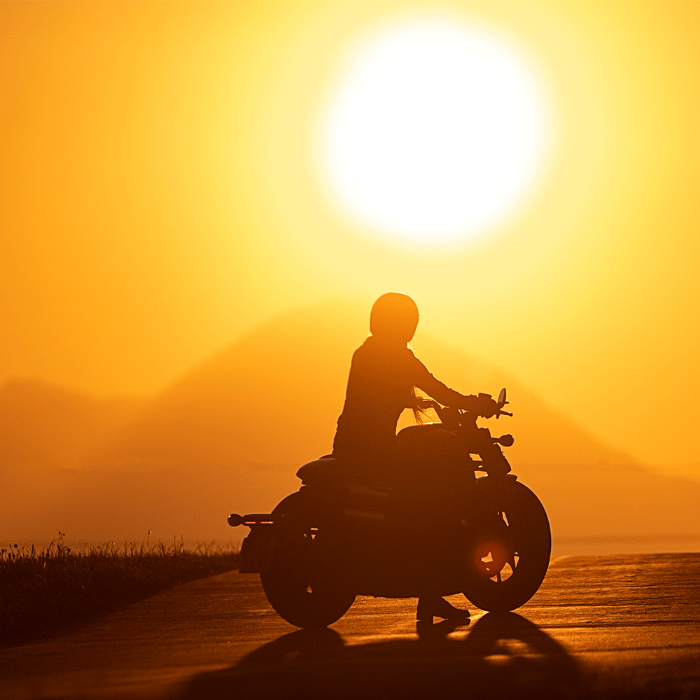 motocyklista o wschodzie słońca 