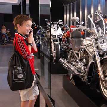 Seorang anak lelaki sedang melihat sepeda motor
