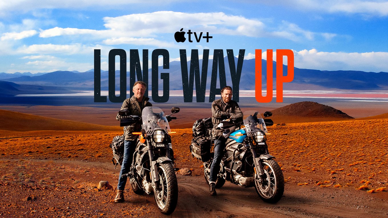 Hombres conduciendo motocicletas touring en las montañas