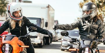 Ein Paar auf 2020er Livewire Motorrädern