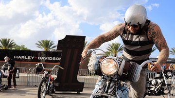 мужчина на мотоцикле участвует в показе мотоциклов