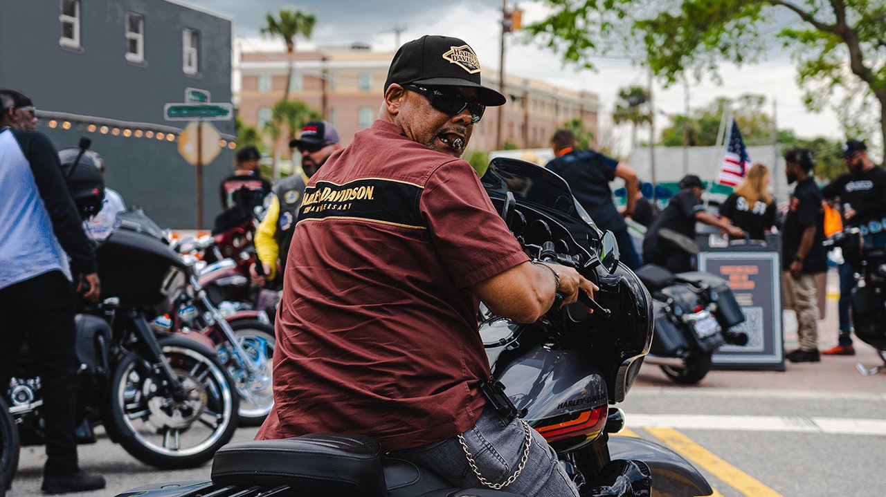 Homem em uma motocicleta na Daytona Bike Week