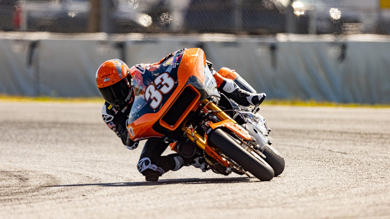 King of the Baggers motorfiets racend op het circuit