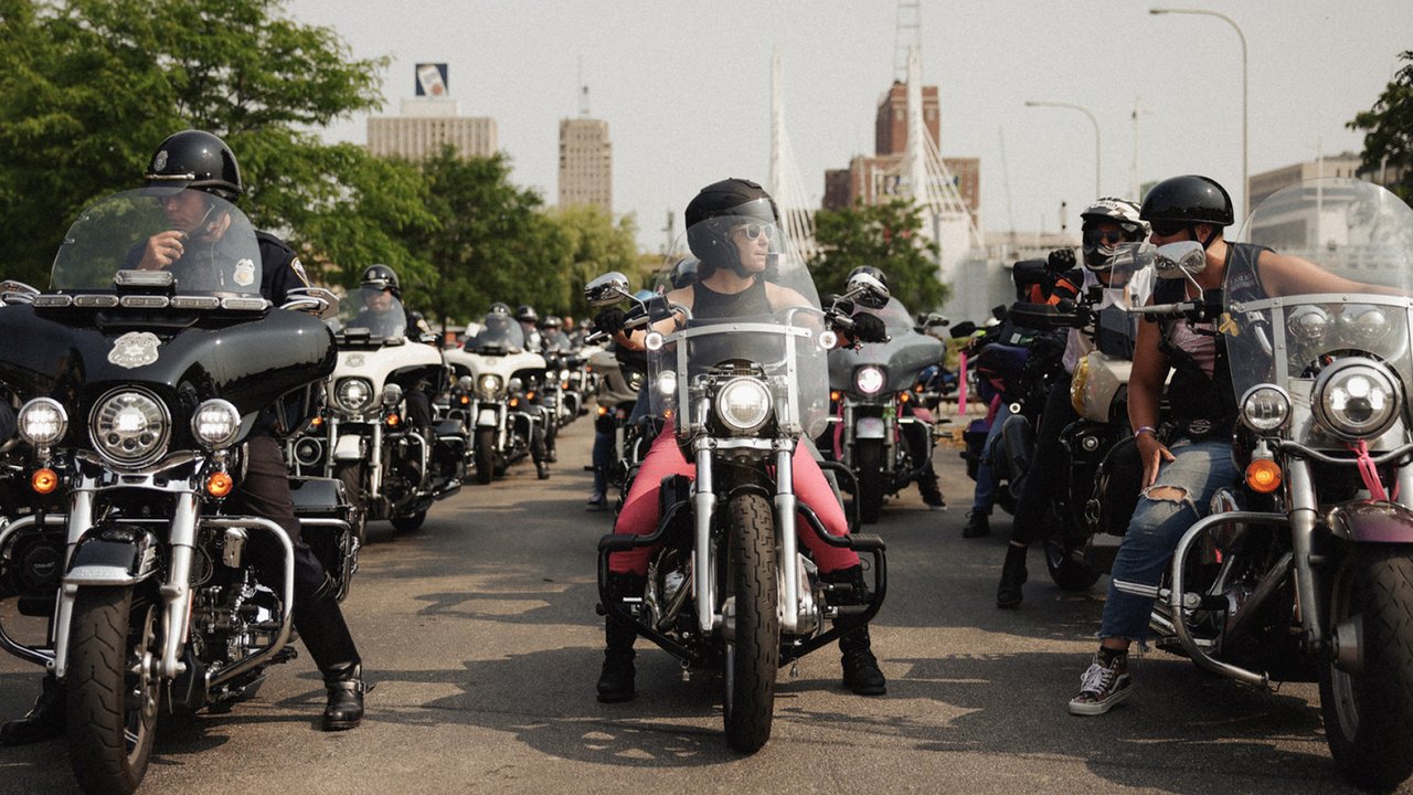 Motociclistas alineados y listos para participar en el desfile de motocicletas H-D.