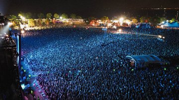 Um mar de espetadores num dos concertos dos cabeças de cartaz.
