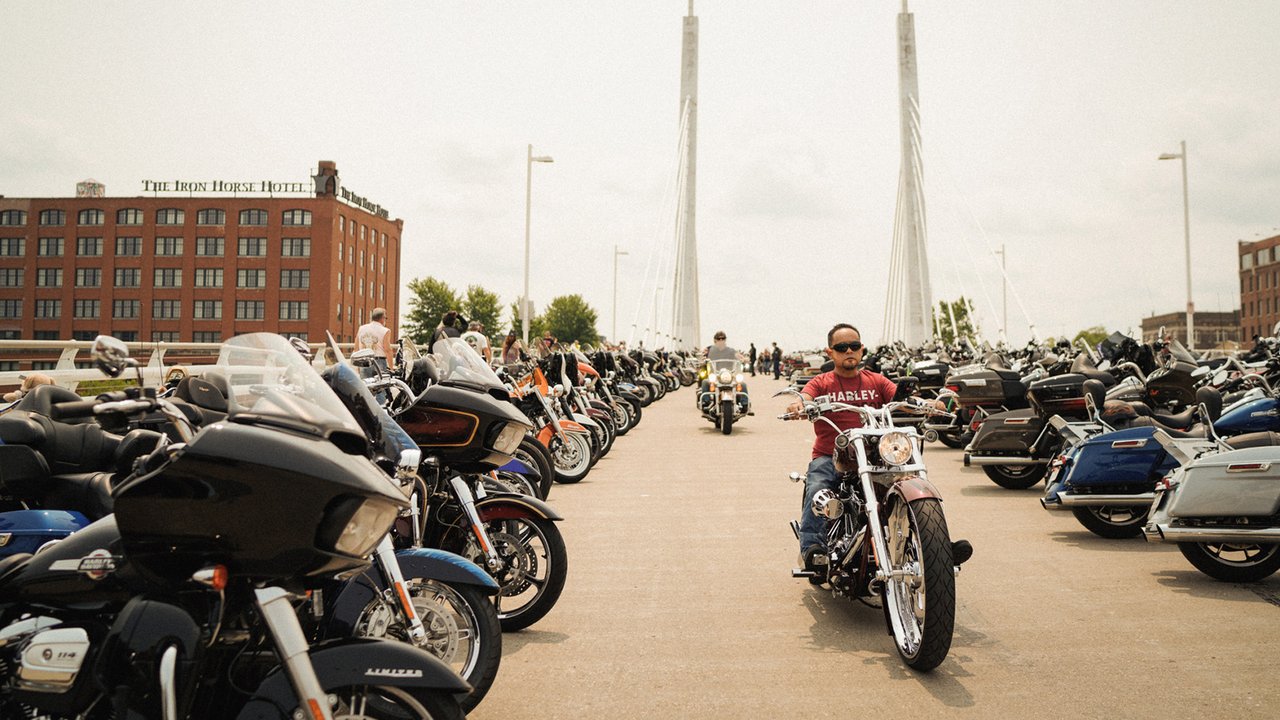 Pont transformé en parc de stationnement pour motocyclettes.