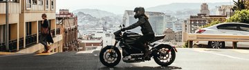 Поездка по городу на мотоцикле Livewire 2020 года