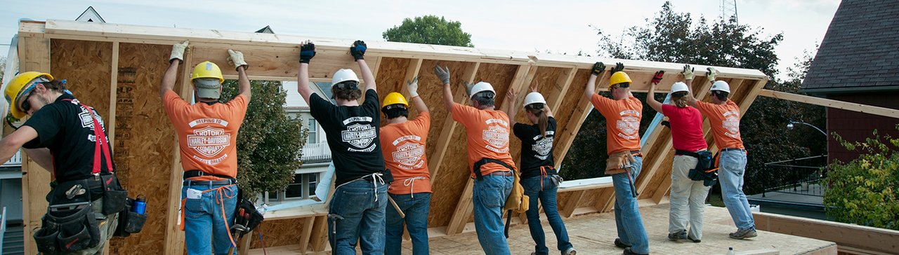 voluntários da fundação harley-davidson a construir uma casa
