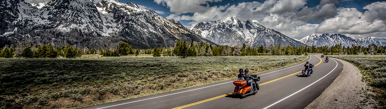 Motos sur une autoroute à travers les montagnes