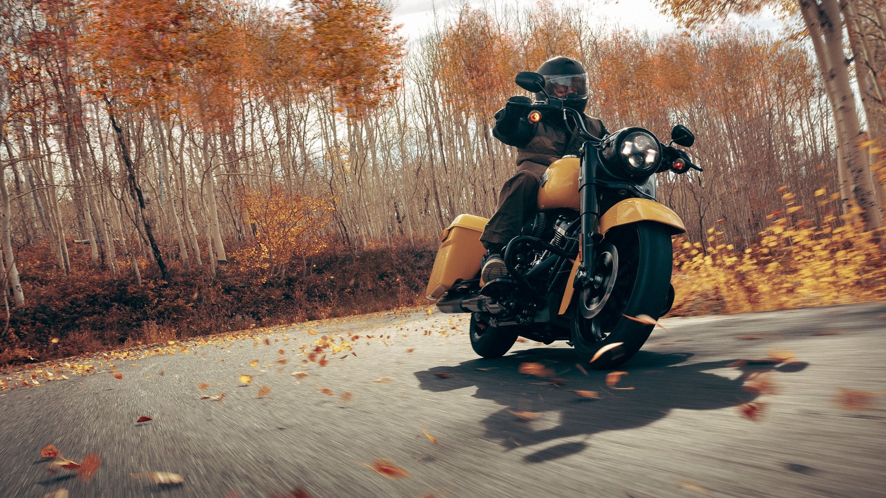 驾着摩托车在加拿大西部骑行