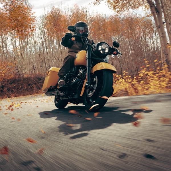 motocykl jedoucí v západní Kanadě