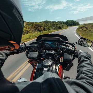 motocyclette roulant sur une route sinueuse