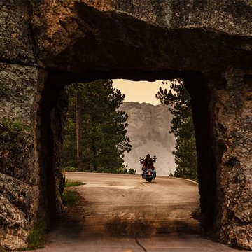 motorcykel som kör till Mount Rushmore