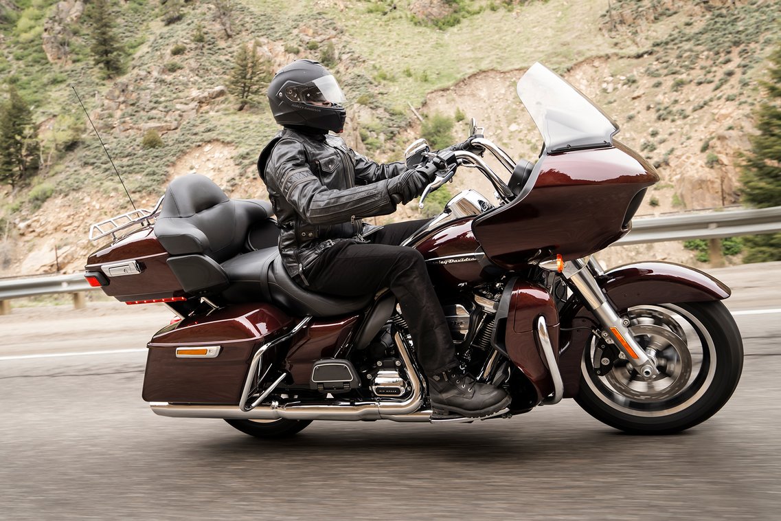 https://www.harley-davidson.com/content/dam/h-d/images/motorcycles/my19/touring/road-glide-ultra/gallery/hdi/19-touring-road-glide-ultra-hdi-gallery-2.jpg?impolicy=myresize&rw=1137