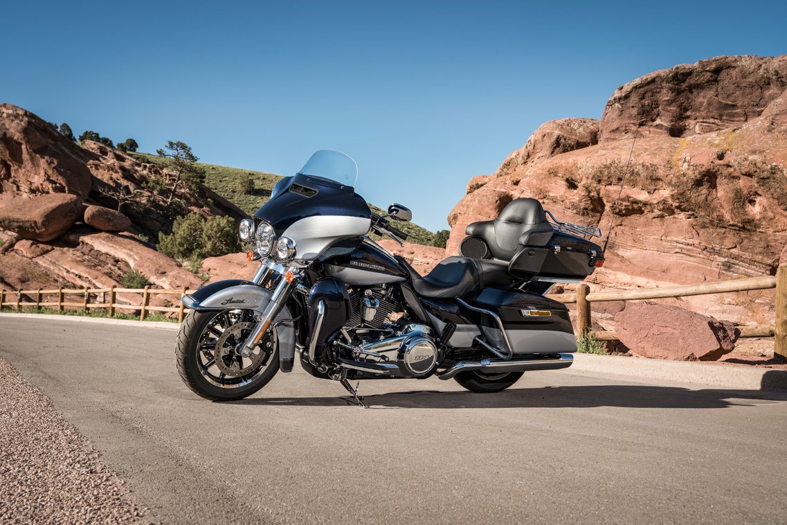 https://www.harley-davidson.com/content/dam/h-d/images/motorcycles/my19/touring/ultra-limited-low/gallery/hdi/19-touring-ultra-limited-low-hdi-gallery-2.jpg?impolicy=myresize&rw=1137