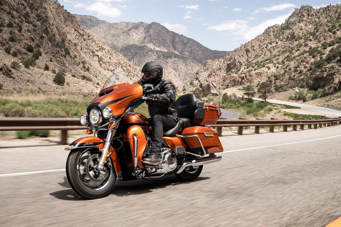 https://www.harley-davidson.com/content/dam/h-d/images/motorcycles/my19/touring/ultra-limited/gallery/hdi/19-touring-ultra-limited-hdi-gallery-1.jpg?impolicy=myresize&rw=1137