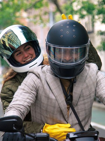 dos personas en una motocicleta