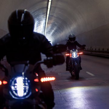 Мотоциклы Harley-Davidson LiveWire на дороге