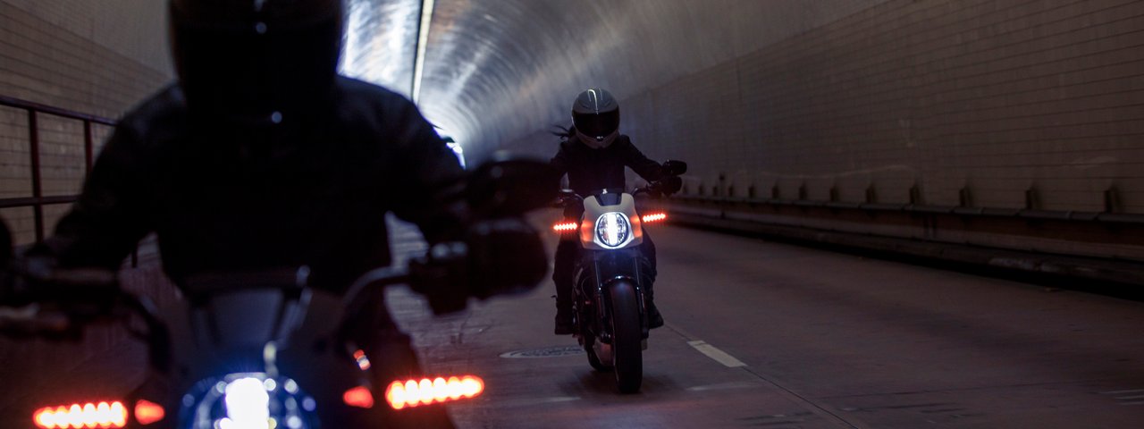 Мотоциклы Harley-Davidson LiveWire на дороге